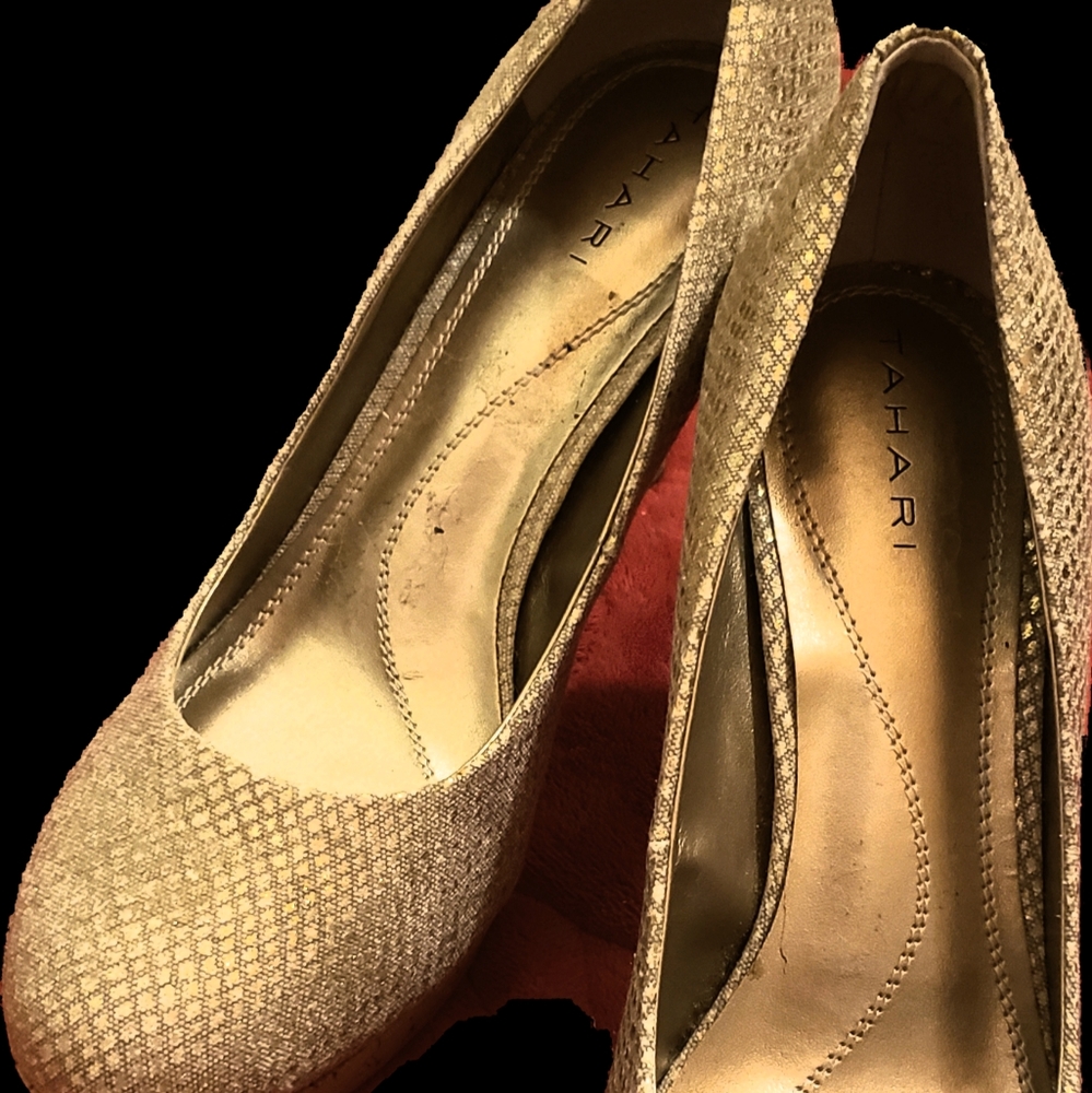 TAHARI GOLDEN PUMPS- like brand new ; perfection.